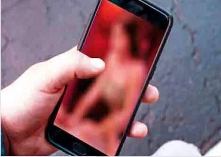 pune crime news student blackmailed professor threatened defamation and demanded 5000 dollars by making an obscene video Pune Crime News : पुण्यातील विद्यार्थ्याचा प्रताप! प्राध्यापिकेलाच दिली अश्लील व्हिडीओ व्हायरल करण्याची धमकी, 5 हजार अमेरिकन डॉलरची केली मागणी