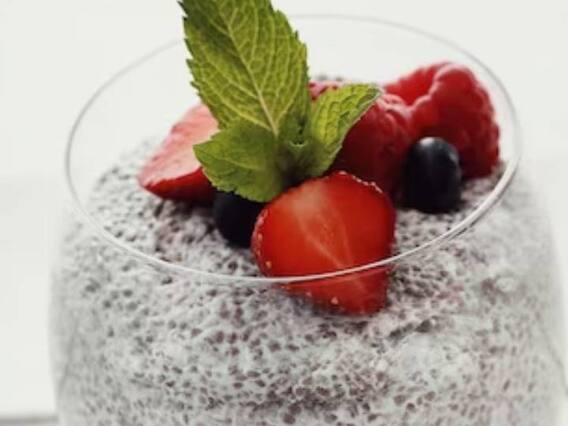 Chia Seeds With Berry: चिया सीड्स से बनाएं ये खट्टे-मीठे स्मूदी, गर्मी के लिए बेस्ट है यह रेसिपी