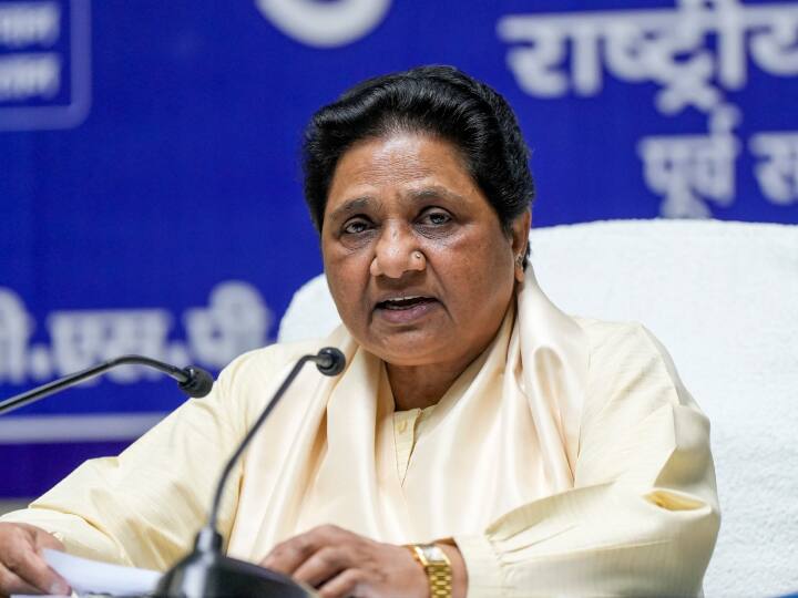 Mayawati raised questions on wrong preamble of constitution in 10th class syllabus book inTelangana UP Politics: तेलंगाना में दसवी की किताब में संविधान की गलत प्रस्तावना पर बवाल, मायावती ने उठाए सरकार पर सवाल