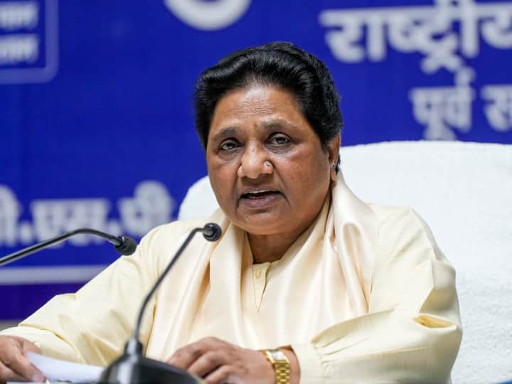 UP Politics: तेलंगाना में दसवी की किताब में संविधान की गलत प्रस्तावना पर बवाल, मायावती ने उठाए सरकार पर सवाल Mayawati raised questions on wrong preamble of constitution in 10th class syllabus book inTelangana UP Politics: तेलंगाना में दसवी की किताब में संविधान की गलत प्रस्तावना पर बवाल, मायावती ने उठाए सरकार पर सवाल