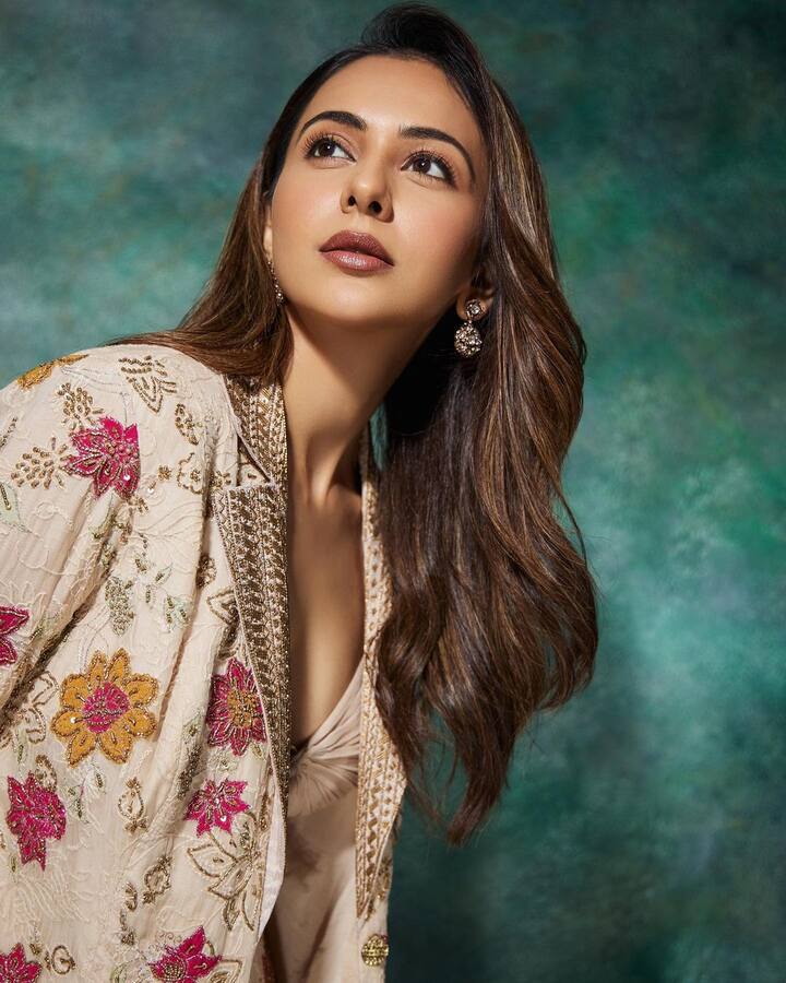 Rakul's glossy makeup suited her look very well