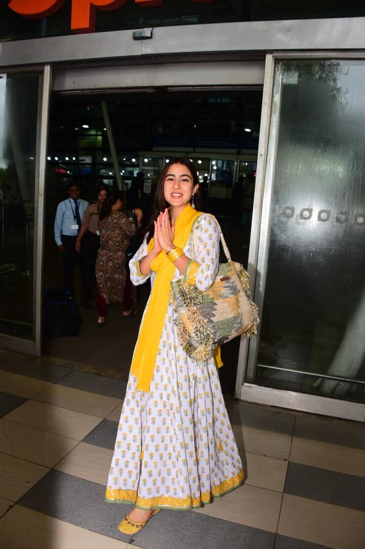 सारा अली खान सादगी पसंद एक्ट्रेसेस में से एक हैं. वो अक्सर अपने सादगी भरे लुक्स से फैंस को अपना दीवाना बना देती हैं.