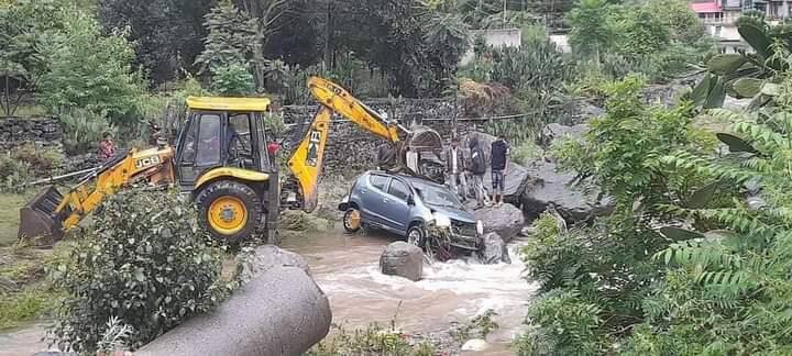 बारिश की वजह से पेयजल योजनाएं और बिजली सेवा भी बाधित हुई हैं.