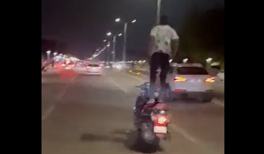 Stunt Video: અમદાવાદમાં જાહેર રસ્તાં પર બે યુવાનોએ કર્યો જોખમી સ્ટન્ટ, વીડિયો જોઇને લોકો ચોંક્યા