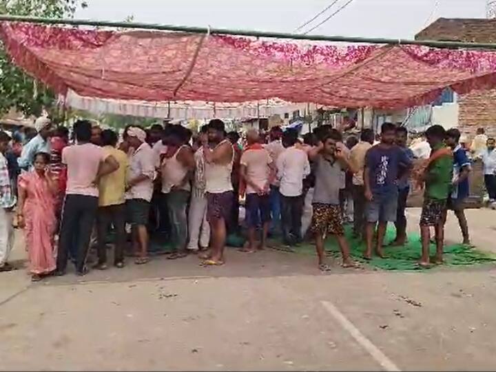 Sultanpur a Woman Death People Protest Against Police and Tanda Banda Highway Blocked keeping the dead body ANN UP News: सुलतानपुर में महिला की मौत से भड़का लोगों का गुस्सा, पुलिस के विरोध में शव रखकर हाईवे किया जाम