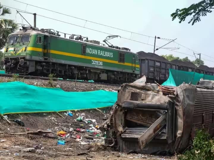 West Bengal Train Accident in west bengal bankura two goods trains collapsed one driver injured and 6 bogies derailed West Bengal Train Accident: पश्चिम बंगालच्या बांकुरात दोन मालगाड्यांची टक्कर; दुर्घटनेत इंजिनसोबत मालगाडीचे 6 डबे रुळावरून घसरले