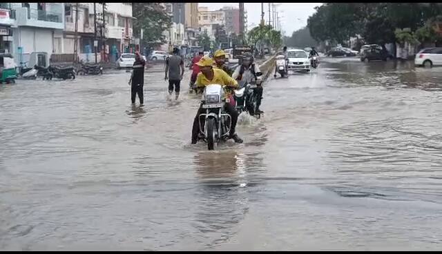 Rain Photo: ભાવનગર શહેર અને જિલ્લામાં વાવાઝોડા બાદ આખરે વરસાદની સીઝન શરુ થઈ છે. ભાવનગર શહેર અને જિલ્લામાં સવારથી જ વાતાવરણમાં  પલટો આવ્યો છે.