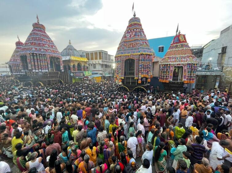 Devotees pull the Anith Thirumanjana Chariot in Chitambaram Nataraja temple Chitambaram: சிதம்பரம் நடராஜர் கோவிலில் ஆனித் திருமஞ்சன தேரோட்டம்.. தேரை வடம் பிடித்து இழுத்த பக்தர்கள்!