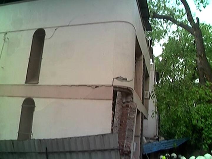 मुंबईच्या विद्याविहार येथील जुन्या दुमजली इमारतीचा काही भाग कोसळल्याची माहिती समोर आली आहे. रविवारी सकाळच्या सुमारास ही दुर्घटना घडली आहे.