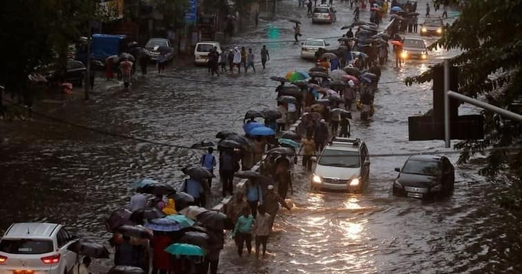 mumbai rain update drainage rain water accumulated aditya thackeray on bmc eknath shinde Mumbai Rain : पहिल्याच पावसात मुंबईतील नालेसफाईची पोलखोल; आदित्य ठाकरेंची मुख्यमंत्र्यांवर टीका तर मुख्यमंत्र्यांचा अधिकाऱ्यांवर कारवाईचा इशारा