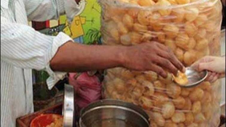 A person set up a 'Gol Gappa' shop in a moving train, people were seen standing with both, watch video ચાલતી ટ્રેનમાં મુસાફરોએ માણી પાણીપૂરીની મજા, જુઓ જોરદાર Video