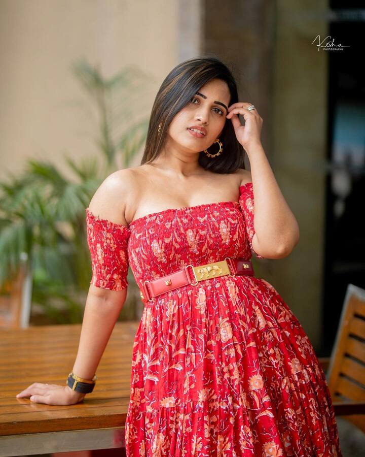 స్రవంతి చొక్కారపు అందమైన ఫోటోలు