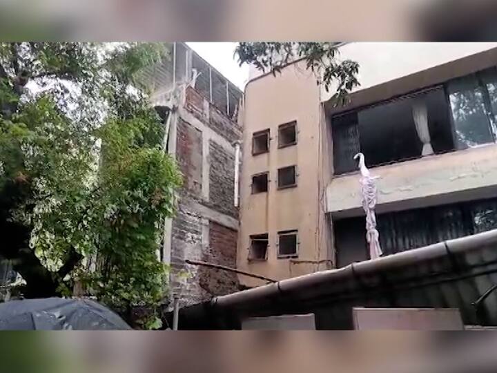 अद्याप पावसाळा म्हणावा तसा सुरू ही झाला नाही तरी जून महिन्यातील पहिल्याच जोरदार पावसात एका इमारतीचा सज्जा कोसळल्याने जुन्या इमारतीचा प्रश्न ऐरणीवर आला आहे.