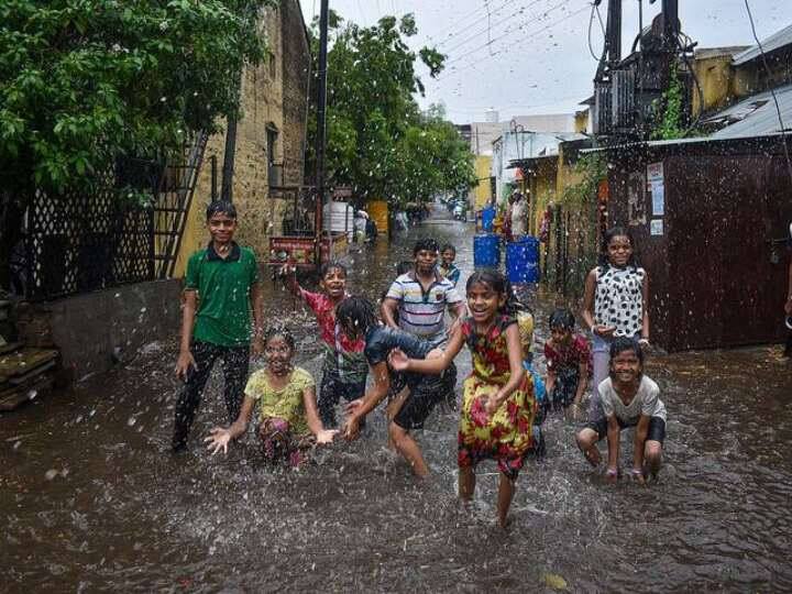 Weather Update Today:दिल्ली एनसीआर और मुंबई में भी प्री मानसून की वजह से झमाझम बारिश हो रही है. जिसकी वजह से तापमान में भी गिरावट दर्ज की गई है.