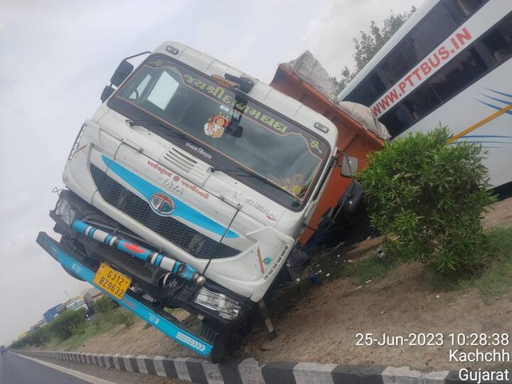 અકસ્માતના કારણે ટ્રેલરમાં રહેલો કોલસો હાઇવે પર ઢોળાયો હતો. જેના કારણે ટ્રાફિક જામ સર્જાયો હતો.