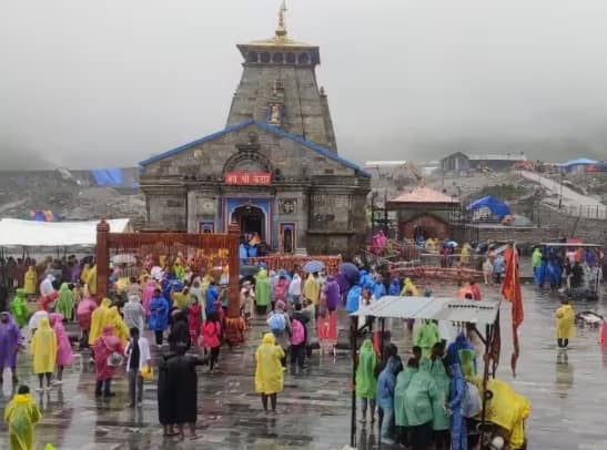 kedarnath-yatra-2023-rain-continues-in-kedarnath-dham-yatra-stopped-due-to-weather Kedarnath Dham: ਕੇਦਾਰਨਾਥ ਧਾਮ 'ਚ ਲਗਾਤਾਰ ਪੈ ਰਹੇ ਮੀਂਹ ਨੇ ਵਧਾਈਆਂ ਸ਼ਰਧਾਲੂਆਂ ਦੀਆਂ ਮੁਸ਼ਕਿਲਾਂ, ਖਰਾਬ ਮੌਸਮ ਕਾਰਨ ਰੋਕੀ ਗਈ ਯਾਤਰਾ