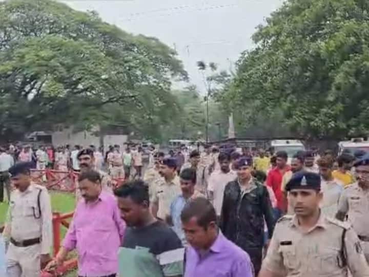 Durg Police Conduct Combing Operation in Heavy Rain in Chhattisgarh Arrested 215 Absconding Accused ann Chhattisgarh: दुर्ग पुलिस ने भारी बारिश में रात भर चलाया कांबिंग गश्त, 215 फरार वारंटी गिरफ्तार