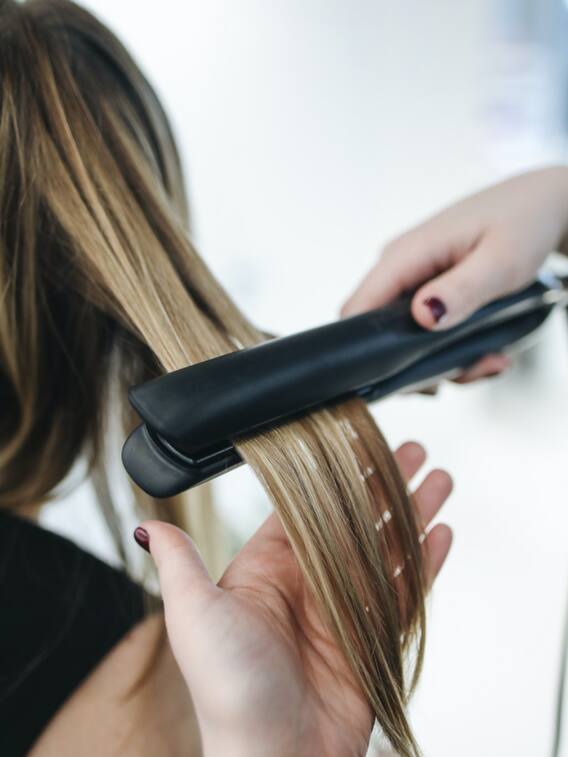 अब हेयर स्ट्रेटनर से बाल नहीं होंगे डैमेज, बस करें ये फॉलो