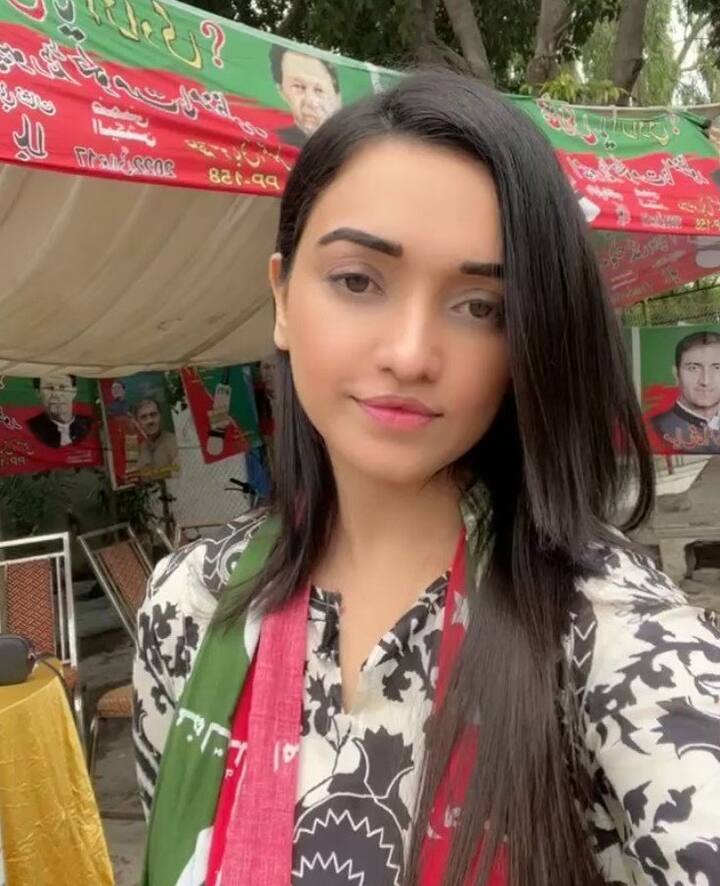 तस्वीरों में दिख रही ये खूबसूरत युवती मायरा खान हैं, जो पाकिस्तान में इमरान खान को 'आखिरी उम्मीद' (Last Hope) बताती हैं. सोशल मीडिया पर वह इमरान की पार्टी PTI को खुला समर्थन भी देती हैं.