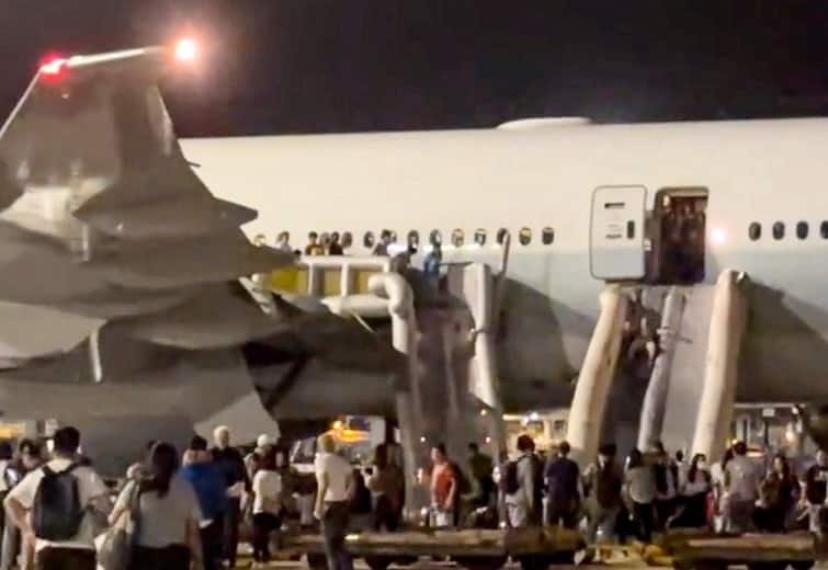 Tire burst on Hong Kong to America flight, 11 passengers injured, chaos created
