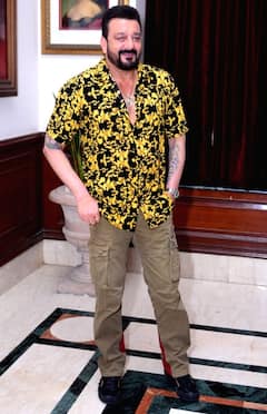 Sanjay Dutt ने हाथ में कुल्हाड़ी लेकर किया ऐसा वर्कआउट की फैंस रह गए हैरान | ENT LIVE