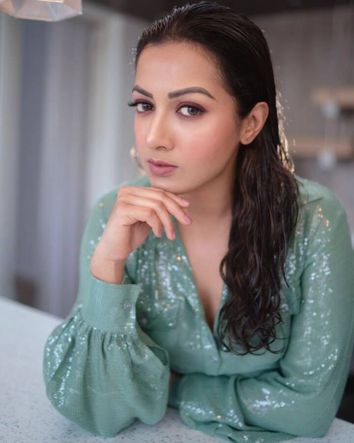 సౌత్ ఇండియాలో అన్ని భాషల్లో నటిస్తోంది.