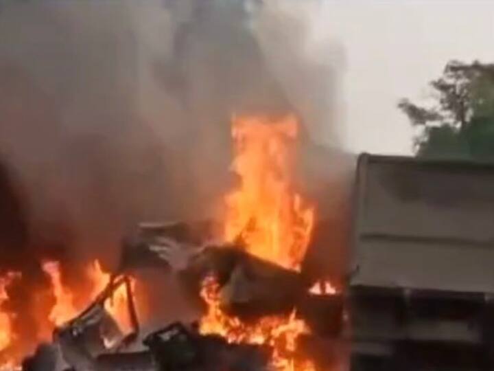 Kanpur one burnt alive in the accident six people injured as fire broke out in three dumpers ANN Kanpur Accident: तीन डंपरों में टक्कर के बाद लगी आग, एक की जिंदा जलकर मौत, छह गंभीर रूप से झुलसे