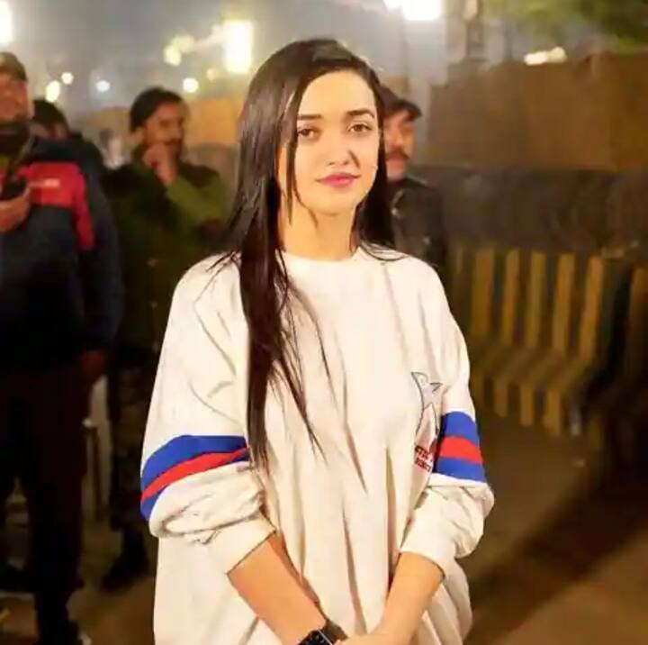 मायरा (Maira @Maira_pak) को ट्विटर पर 1 लाख से ज्यादा पाकिस्तानी लोग फॉलो करते हैं, जिनमें ज्यादातर इमरान की पार्टी पाकिस्तान तहरीक-ए-इंसाफ़ के समर्थक हैं. उनके @Maira__Pti समेत कई ट्विटर हैंडिल हैं, जहां इमरान समर्थकों को PTI की मूवमेंट के बारे में बताया जाता है.