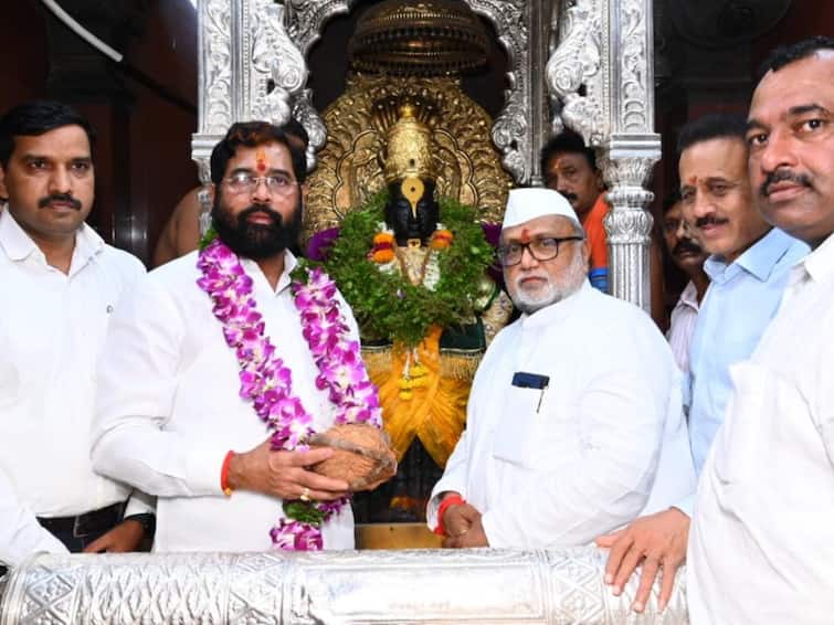 CM shinde reached at pandharpur before telangana CM k chandrashekhar rao visit detail marathi news CM Eknath Shinde:  बीआरएसच्या गुगलीवर मुख्यमंत्री शिंदेंचा षटकार, तेलंगणा मुख्यमंत्र्यांच्या दौऱ्यापूर्वीच पोहोचले पंढपुरात