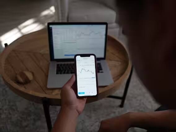 બ્રાઝિલના 25 વર્ષીય પેડ્રૉ ફ્રાન્સેચીની નેટવર્થ 1.5 બિલિયન ડૉલર છે. પેડ્રૉની સંપત્તિનો સ્ત્રોત ફિનટેક છે.