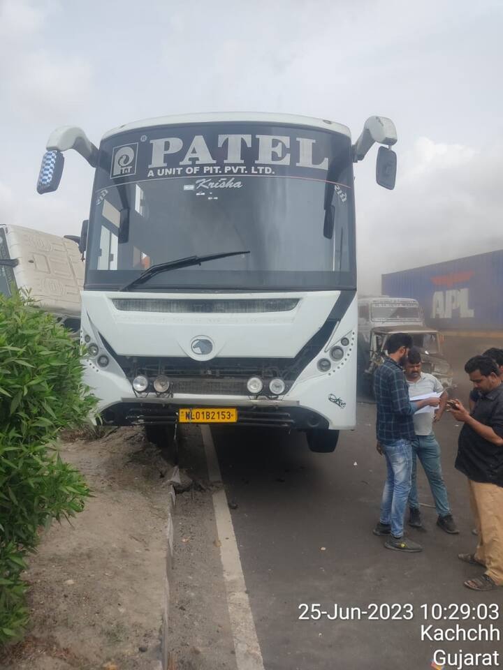 અકસ્માતનો ભોગ બનનારી ખાનગી બસ પટેલ ટ્રાવેલ્સની હતી. અકસ્માતમાં લોકોને સામાન્ય ઇજા પહોંચી હતી.