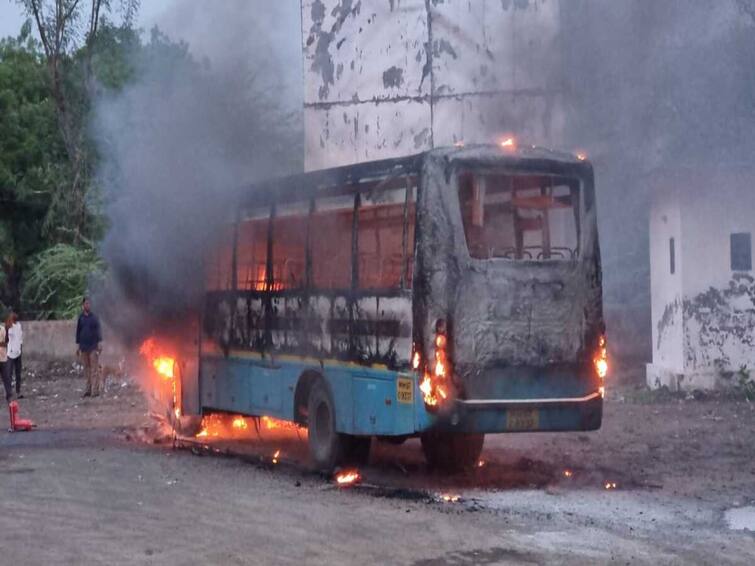 Nashik News bus caught fire at Nandgaon bus station maharashtra Latest Nashik Bus Fire : बस आगारात आली, प्रवासी उतरले अन् अचानक बसने पेट घेतला; नाशिकमध्ये मोठी दुर्घटना टळली