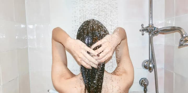 जेवणानंतर अंघोळ करणे: जेवणानंतर अंघोळ करणे ही सवय शरीरासाठी घातक ठरु शकते, याचा तुमच्या शरीरावर वाईट परिणाम होऊ शकतो. या चुकीमुळे वजन वाढणे, अपचन, अ‍ॅसिडीटी या आजारांना निमंत्रण मिळेल. त्यामुळे जेवणानंतर अंघोळ करणाऱ्या व्यक्तींनी लगेचच ही सवय बदला.