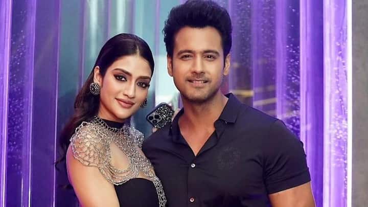 সোশ্যাল মিডিয়ায় আজ যশের লুক শেয়ার করে নিয়ে নুসরত লিখেছেন, 'স্বভাবটা জেন্টল, দিল সে সেন্টিমেন্টাল, বাট ফর দ্য ডেভিল, হি ইজ মেন্টাল'।