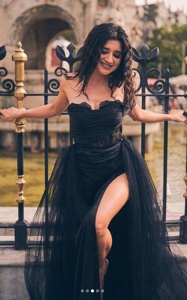 ਥਾਈ ਸਲਿਟ ਡਰੈੱਸ 'ਚ ਤਬਾਹੀ ਮਚਾ ਰਹੀ ਹੈ ਕਨਿਕਾ ਮਾਨ