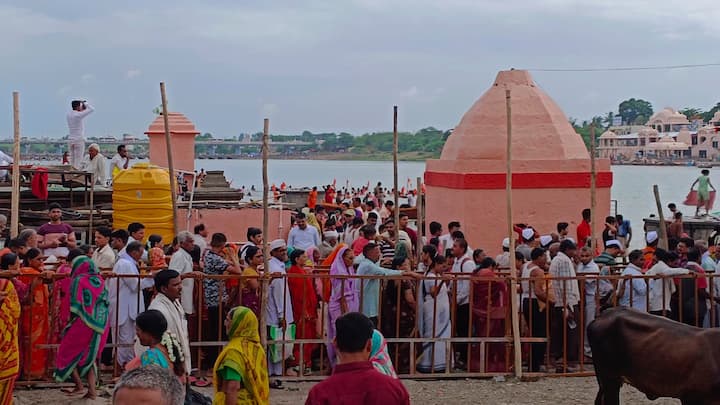 सध्या पंढरपूरमध्ये (Pandharpur) वारकऱ्यांचा सोहळा पाहायला मिळत आहे. आषाढी वारीसाठी (Ashadhi wari 2023) लाखो भाविक पंढरपूरध्ये दाखल झाले आहेत.