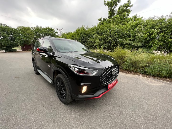 ब्लैकस्ट्रॉम ऑल ब्लैक ग्रिल के साथ-साथ हेडलैंप हाउसिंग, रूफ रेल्स और ऑल ब्लैक अलॉय के कारण स्टैंडर्ड ग्लोस्टर से बहुत बेहतर दिखती है. हालांकि, फ्रंट बम्पर, विंग मिरर और हेडलैम्प के भीतर रेड एक्सेंट के साथ कंट्रास्ट लाल बिट्स हैं, और अलॉय व्हील्स के साथ भी रेड ब्रेक कैलिपर दिए गए हैं. डोर हैंडल के लिए क्रोम का इस्तेमाल किया गया है, जिसे काले रंग में दिया जाता तो ज्यादा बेहतर था.