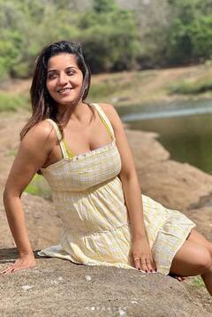 Monalisa: ਸ਼ਾਰਟ ਡਰੈੱਸ ਪਾ ਕੇ ਨਦੀ ਦੇ ਕੰਢੇ ਮਸਤੀ ਕਰਦੀ ਨਜ਼ਰ ਆਈ ਮੋਨਾਲੀਸਾ, ਨੋ ਮੇਕਅੱਪ ਲੁੱਕ ਨੇ ਜਿੱਤ ਲਿਆ ਫੈਨਜ਼ ਦਾ ਦਿਲ