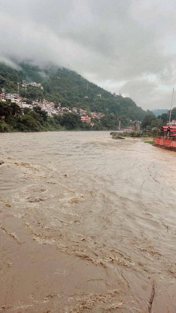 हिमाचल में लगातार हो रही मूसलाधार बारिश के चलते आम जनजीवन अस्त व्यस्त हुआ है.
