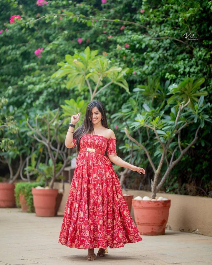 తల్లయినా కూడా హాట్ యాంకర్ గా మెరిసిపోతోంది స్రవంతి.