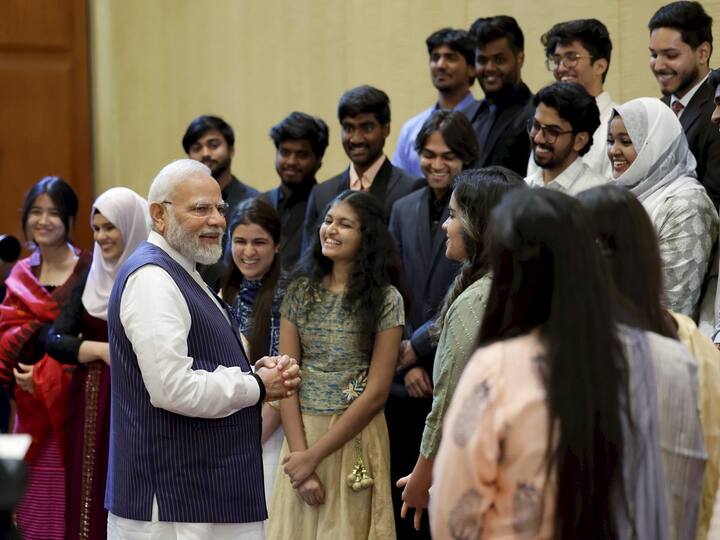 Before bidding farewell, Modi shared a memorable moment with the vibrant Indian community residing in Egypt. Their admiration and praise for him were unreserved, celebrating him as 'India's hero'. The camaraderie and affection showcased the strong bond between the Indian diaspora and their beloved leader. (Image Source: PTI)