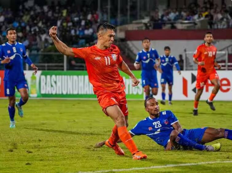 saff championship 2023 semi final india nepal players involved in on field spat watch video  Watch Video: ભારત-નેપાળ વચ્ચે ચાલુ મેચમાં ખેલાડીઓ વચ્ચે થઈ મારામારી, જુઓ વીડિયો