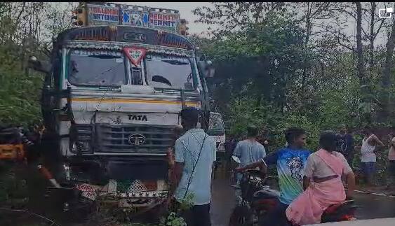 ट्रक आणि प्रवासी वाहतूक करणाऱ्या वडाप गाडी मध्ये  अपघात झाला