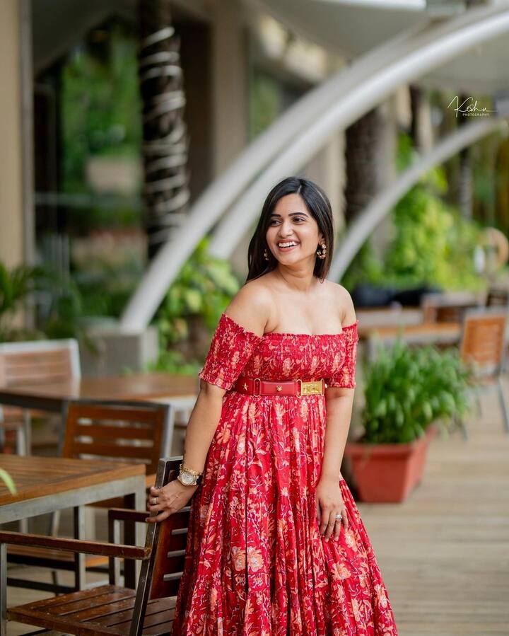 యాంకర్ స్రవంతి అందమైన డ్రెస్సులో కుర్రకారు మతి పొగొడుతోంది.