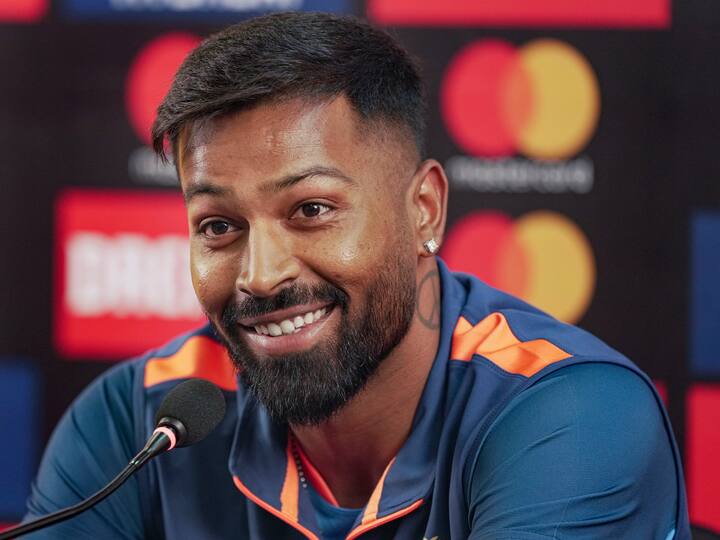 மேலும் அவர், ஹர்திக் டெஸ்ட் கிரிக்கெட்டில் விளையாட அவரது உடல் ஒத்துழைக்காது என்பது தெரிந்த விஷயமே, வரும் ஒருநாள் உலகக்கோப்பைக்கு பிறகு அவர் ஃபிட்டாக இருந்தால் ஹர்திக் தான் புதிய 20 கேப்டன் என்றும் கூறியுள்ளார்.