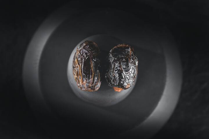 நம் உடலுக்கு தேவையான வைட்டமின்கள், தாதுக்கள், நார்சத்து, கால்சியம், பொட்டாசியம், பாஸ்பரஸ், உள்ளிட்ட  அத்தியாவசியமான ஊட்டசத்துக்கள் பேரீச்சம் பழத்தில் அதிகம் உள்ளன.