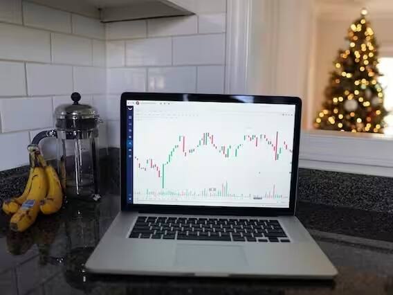 બ્રાઝિલના હેનરીક ડુબગ્રાસની ઉંમર માત્ર 26 વર્ષ છે. આટલી નાની ઉંમરમાં તેની કમાણી 1.5 અબજ ડૉલર છે. હેનરિકની સંપત્તિનો સ્ત્રોત ફિનટેક છે.