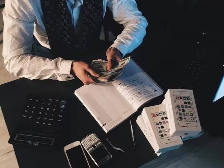 Youngest Millionaire: દુનિયામાં દરેક લોકોનું સપનું હોય છે કે તે બહુ જલદી અબજોપતિ બને, પરંતુ દરેકનું આ સપનુ પુરુ થતુ નથી. જીવનભર સખત મહેનત કર્યા પછી પણ મોટાભાગના લોકો વૃદ્ધાવસ્થા સુધી કાર ખરીદવા માટેના પૂરતા પૈસા એકઠા નથી કરી શકતા. અહીં અમે વિશ્વના સૌથી યુવા અબજોપતિઓ વિશે માહિતી આપી રહ્યાં છીએ, જેઓએ નાની ઉંમરે જ એટલે કે 19 થી 25 વર્ષે જ આ મુકામને હાંસલ કરી લીધુ છે.