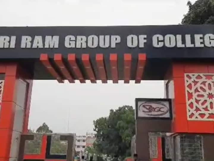 Muzaffarnagar student roaming around with obscene slogan board in Shri Ram College Campus ANN UP News: मुजफ्फरनगर के कॉलेज में सनकी युवक बना चर्चा का विषय, अश्लील स्लोगन लिखा बोर्ड लेकर रहा है घूम