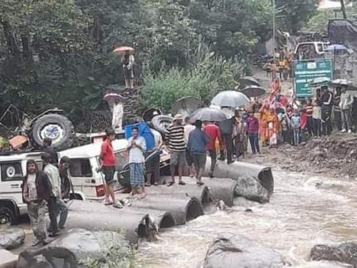 Himachal Weather Weatehr Update: हिमाचल प्रदेश में आने वाले एक हफ्ते तक मौसम इसी तरह खराब बने रहने का अनुमान है और स्थानीय प्रशासन ने लोगों से एहतियात बरतने की अपील की है.